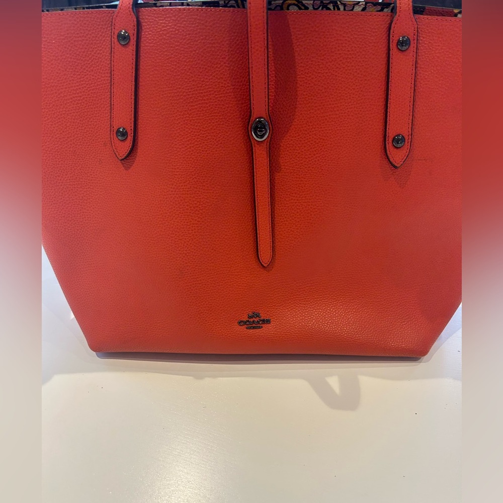 Coach Orange Leather Tote Bag with Floral Interior – Spacious & Stylish